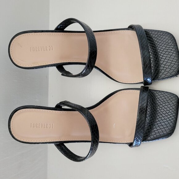 Black Heels Sz 8 - Picture 2 of 4